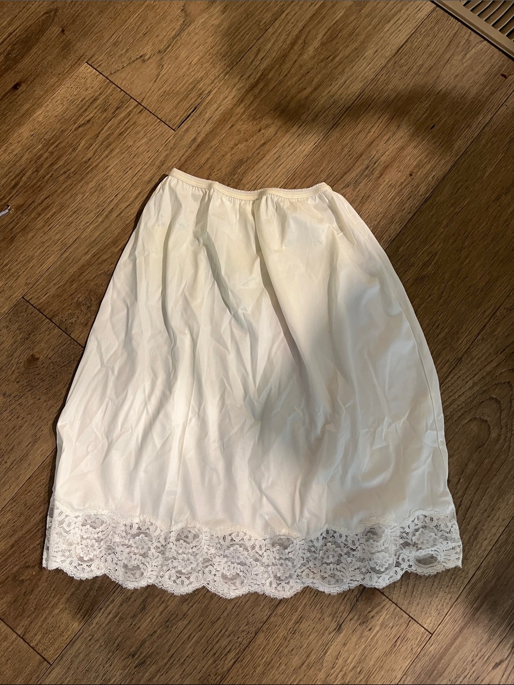 Vassarette Vintage White Lace Hem Half Slip Skirt